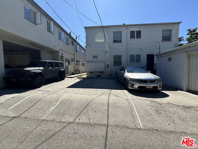 Building Photo - 300 S Doheny Dr