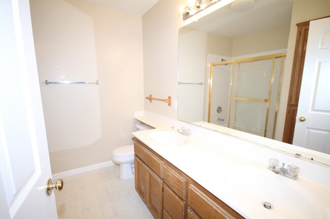 Building Photo - 4BR/2.5 BA / 1914 SF | New Carpet | Tenant...