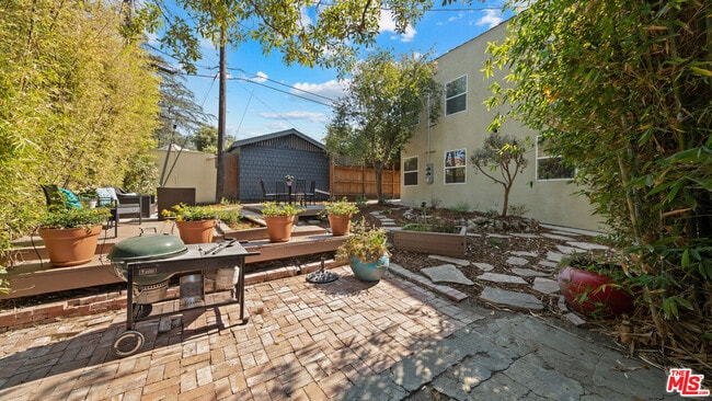 Building Photo - 850 Serrano Pl