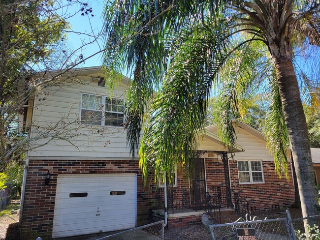 Primary Photo - Spacious 4 Bedroom 2 Bath Home with Hardwo...