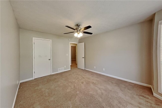 Building Photo - 615 Paris Dr