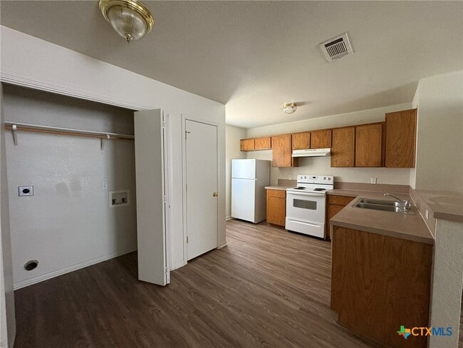 Building Photo - 4210 Primrose Dr
