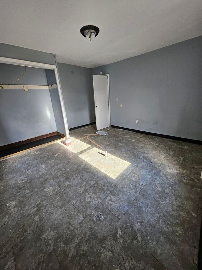 Building Photo - 4 bedroom single family home