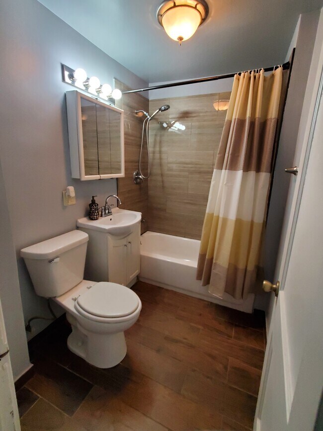 tile bathroom - 3418 W Armitage Ave