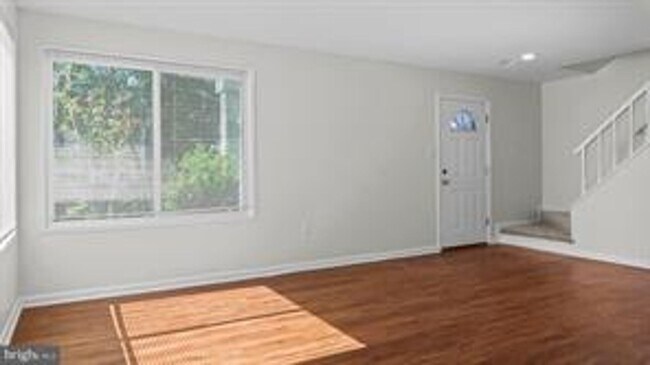 Building Photo - RENOVATED TOWNHOUSE WITH 3 BEDROOMS AND 1.5 BATHS, FENCED BACKYARD