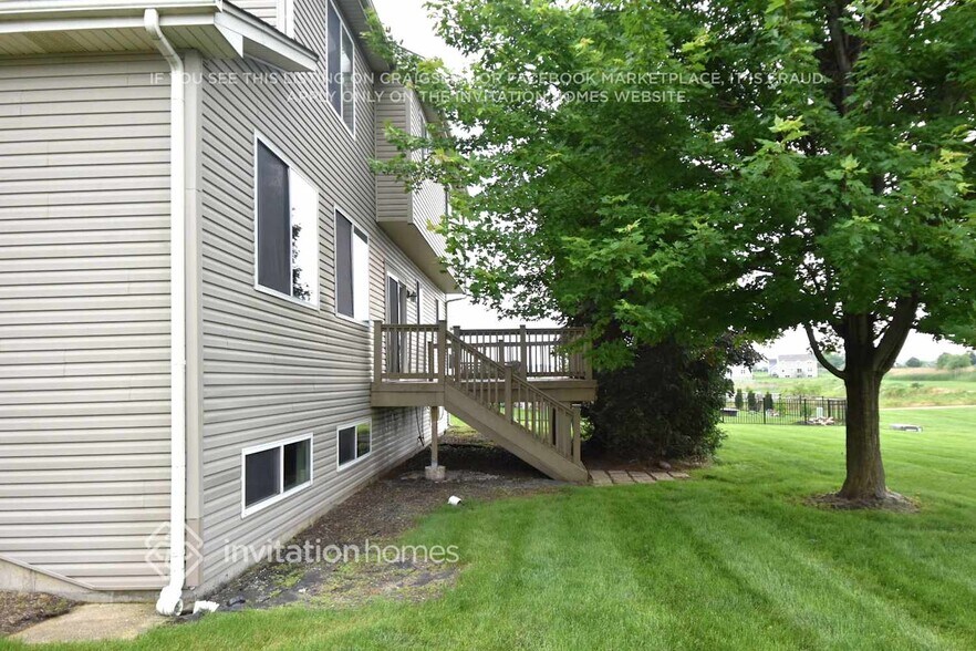 Building Photo - 372 Sutton St