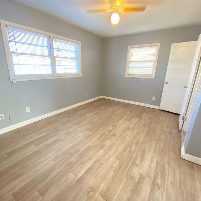 Building Photo - $0 First Month's Rent / $0 Deposit at Move-in