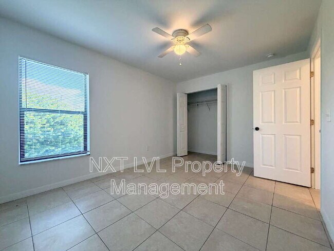 Building Photo - 842 SW 39th Terrace