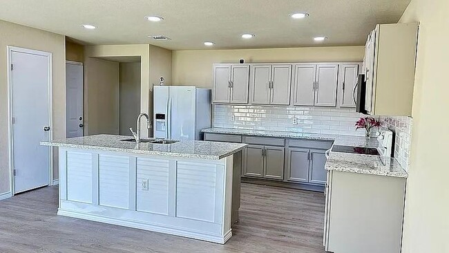 Building Photo - 5211 Viewpoint Dr