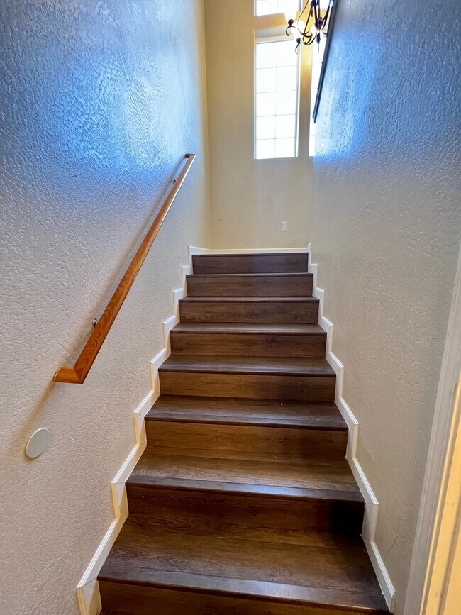 Building Photo - 2635 Parkwood Village Ln