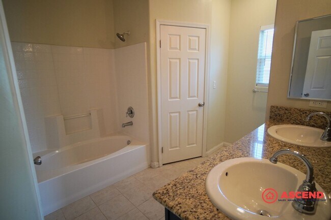 Building Photo - Cute Home in Southwest Bakersfield!