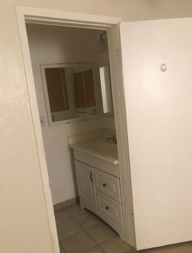 Building Photo - 106 E Vaughn Ave