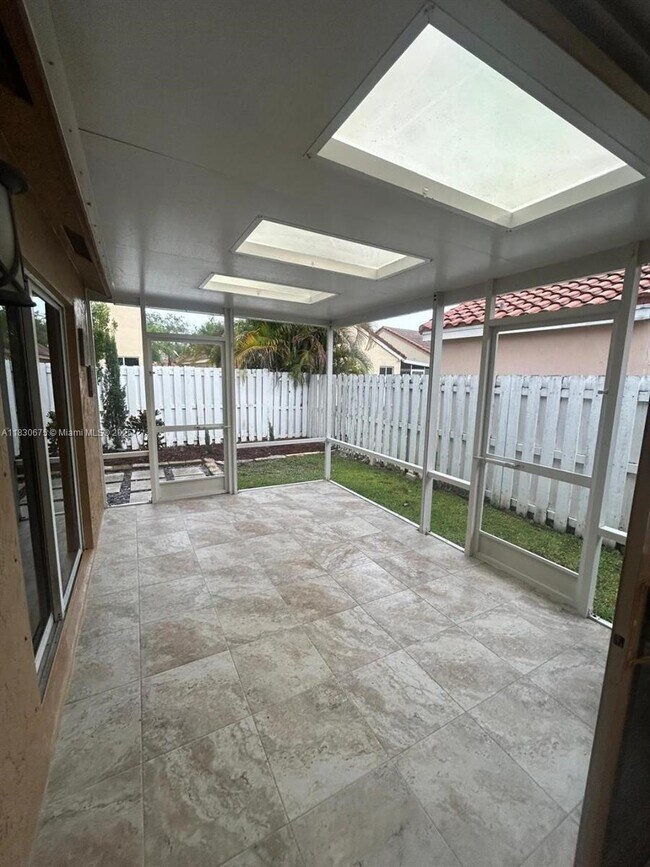 Building Photo - 1512 Presidio Dr