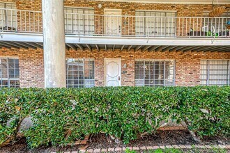 Building Photo - 2101 Fountain View Dr