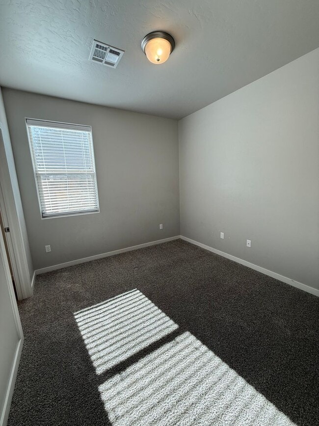 Building Photo - Modern 3 Bed, 2 Bath Home