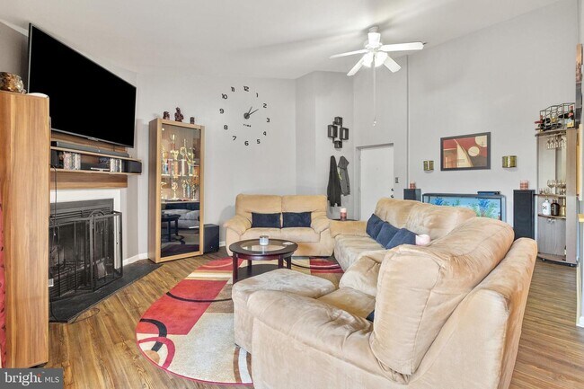 Building Photo - 209 Water Fountain Ct