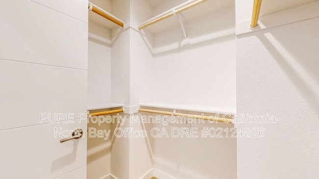 Building Photo - 221 Gambrel Cir