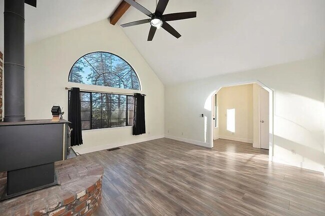 Building Photo - Beautiful 3BR/3BA Home on 1 Acre in Gated ...