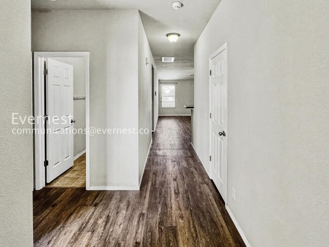 Building Photo - 3 Bed/2 Bath Home with Fenced Yard & Garage / Pet-Friendly / Available Soon!