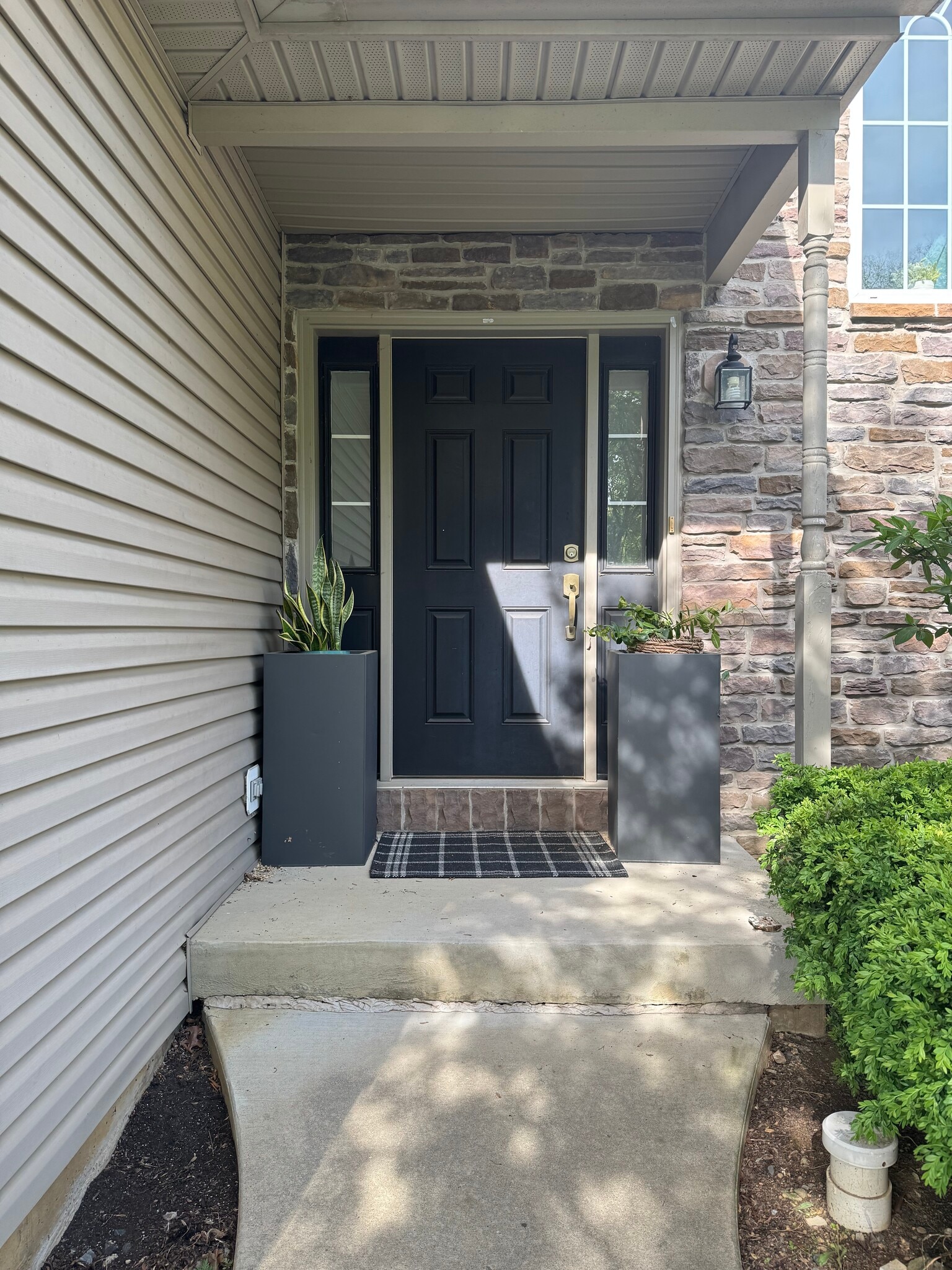 FRONT ENTRY - 1537 Abigail Ln