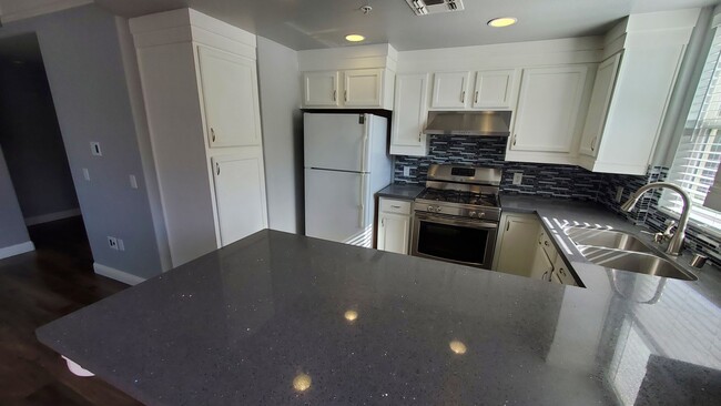 Building Photo - MOVE IN SPECIAL! 1/2 month rent free! West...