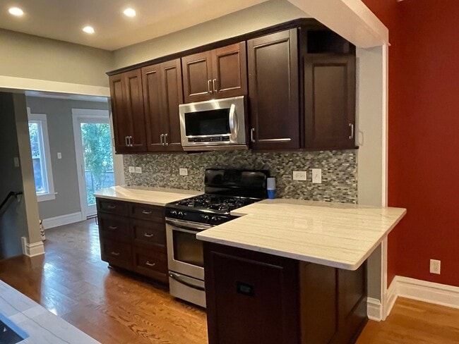 Building Photo - 831 Hayes Ave