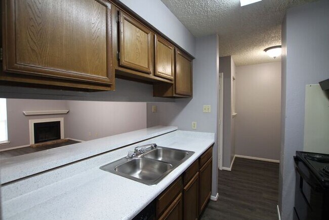 Building Photo - 1 Bed 1 Bath, Upstairs Apartment Unit at H...