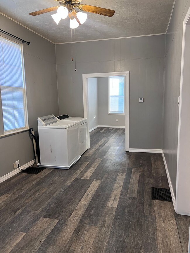 Building Photo - Nice-sized 2-bedroom 1-bath home with a large back yard.