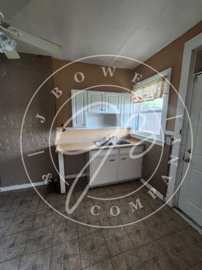 Building Photo - "Charming 2-Bedroom Townhouse on East Broa...
