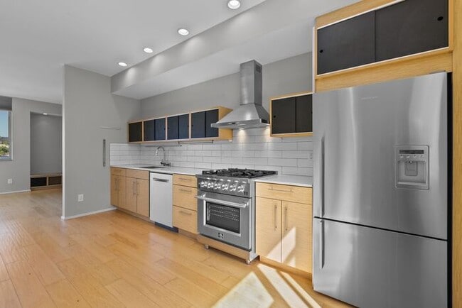 Building Photo - Gorgeous VIEW Townhome w/ 2 Master Suites in Coveted Eastlake