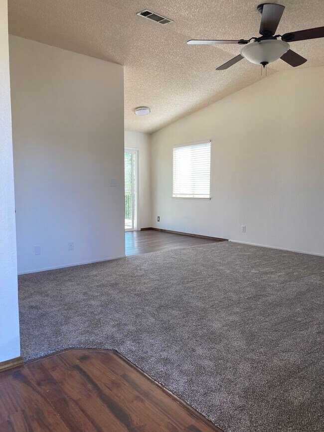 Building Photo - Upcoming vacancy!  Well maintained home on...