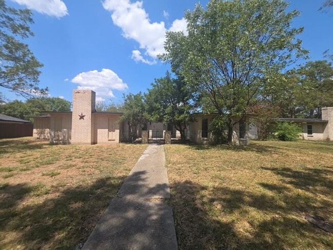 Building Photo - Charming 3-Bedroom Home on Spacious Lot Ne...