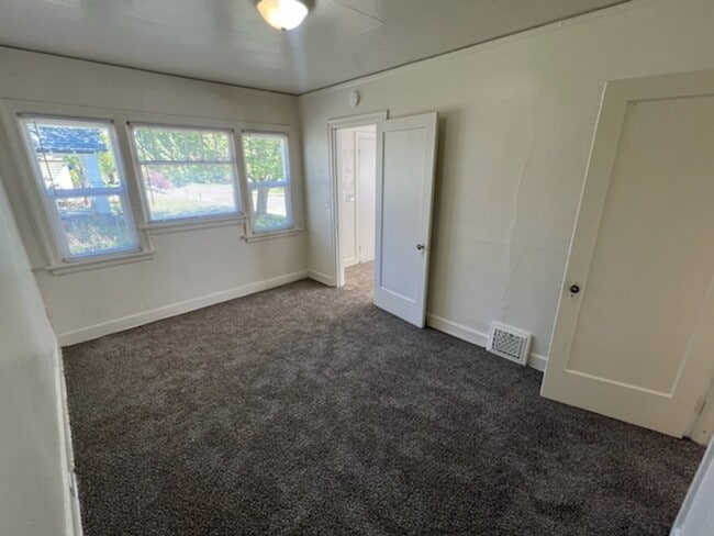 Building Photo - 614 S Yakima St