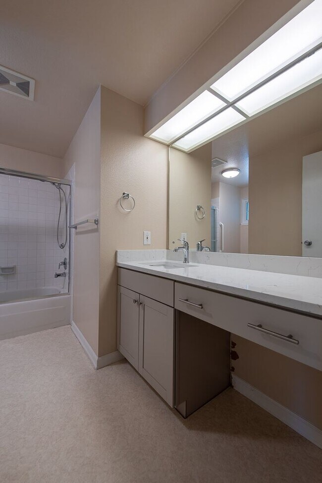 Building Photo - Peaceful neighborhood setting within walki...