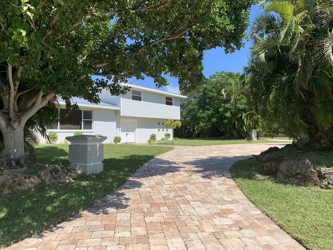 Building Photo - 1401 Magnolia Dr