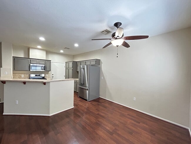 Building Photo - Gated Townhome 3-Bedrooms 2.5-Bathrooms!