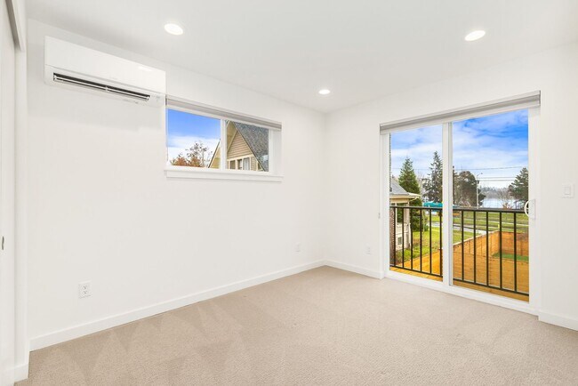 Building Photo - Newer 2 Bedroom Home in the Phinney Area