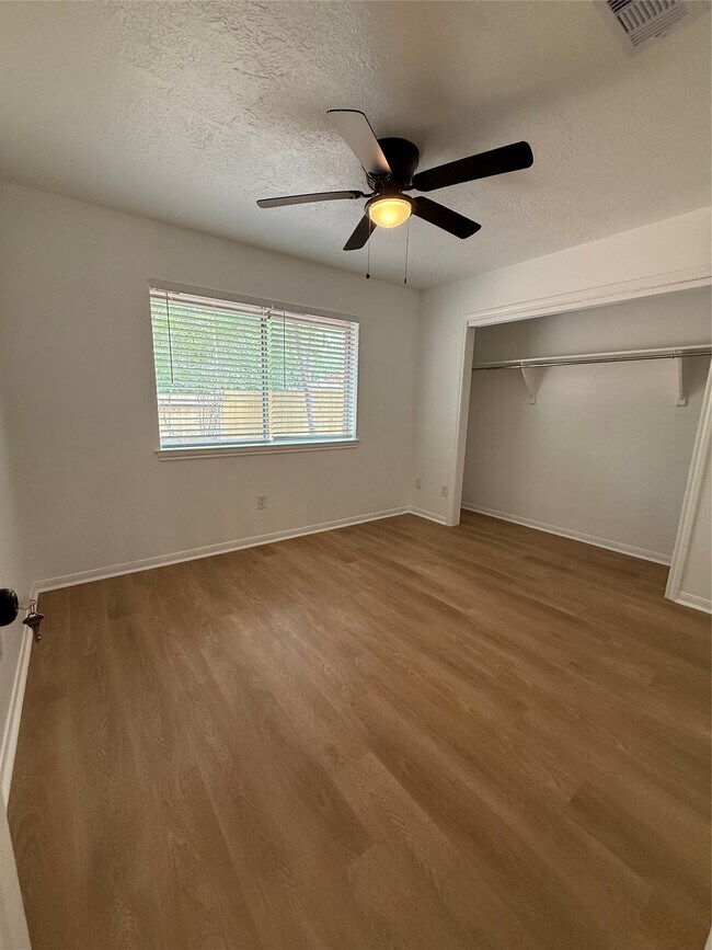 Building Photo - 2075 Little Cedar Dr