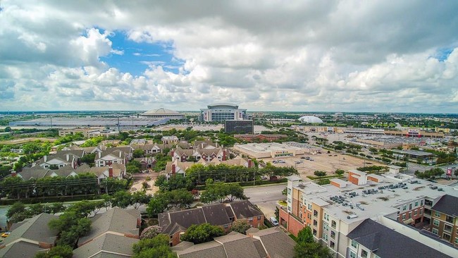 Building Photo - 2255 Braeswood Park Dr