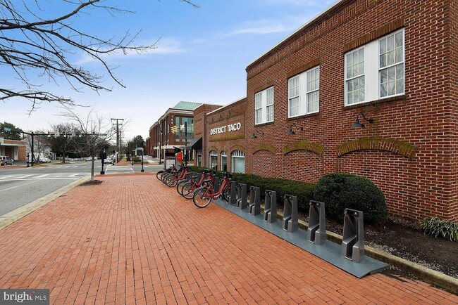 Building Photo - 525 E Duncan Ave