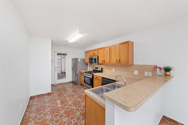 Building Photo - 1106 N Rock Dr