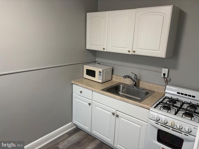 Building Photo - 7243 Holabird Ave