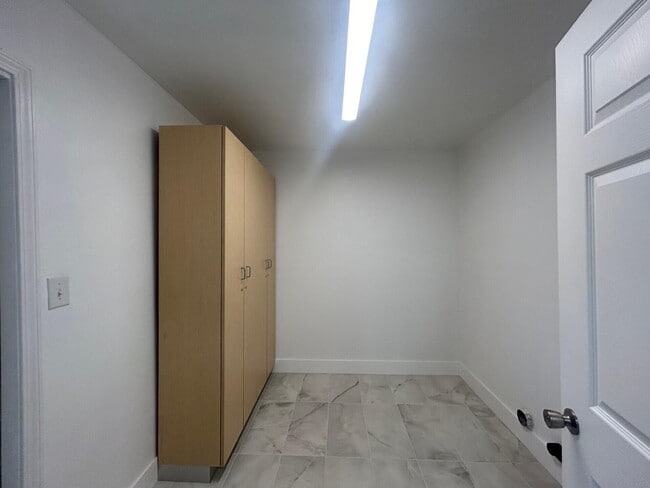 Building Photo - 7923 Oak Forest Dr