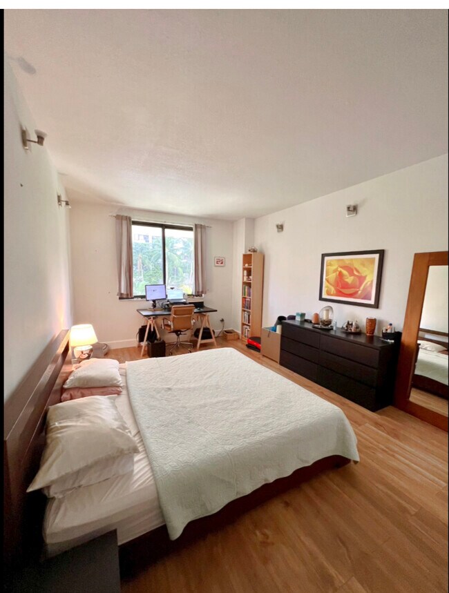Building Photo - 540 Brickell Key Dr