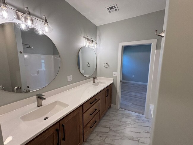 Building Photo - Stunning New Build in Central Manhattan! Available NOW!