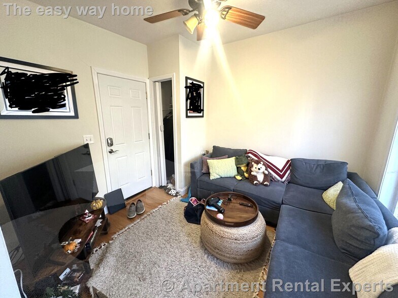 Building Photo - 1054 Cambridge St