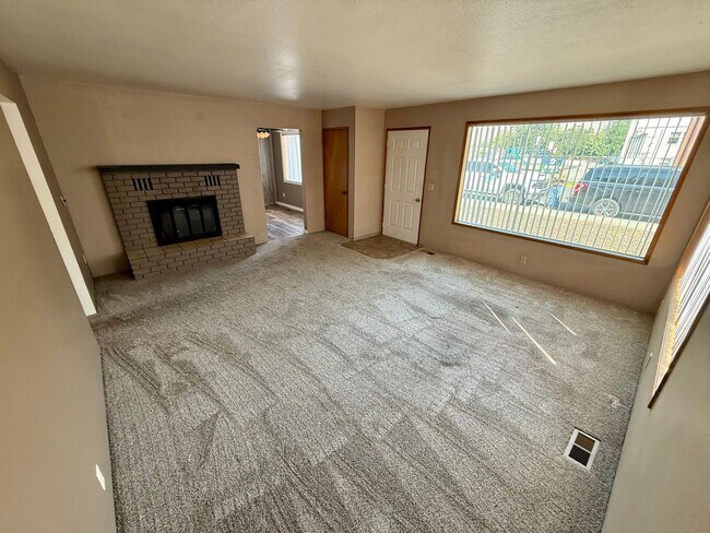Building Photo - Welcome to this Charming 3 bedroom, 2 bath...