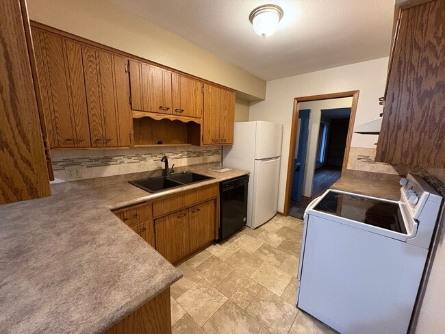 Building Photo - 3 Bed 2 Bath