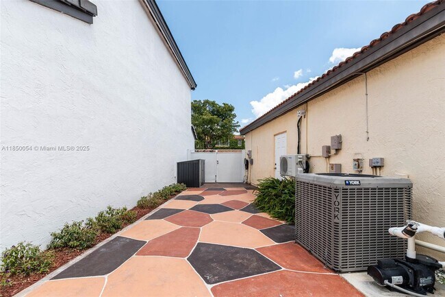 Building Photo - 9765 SW 155th Ct