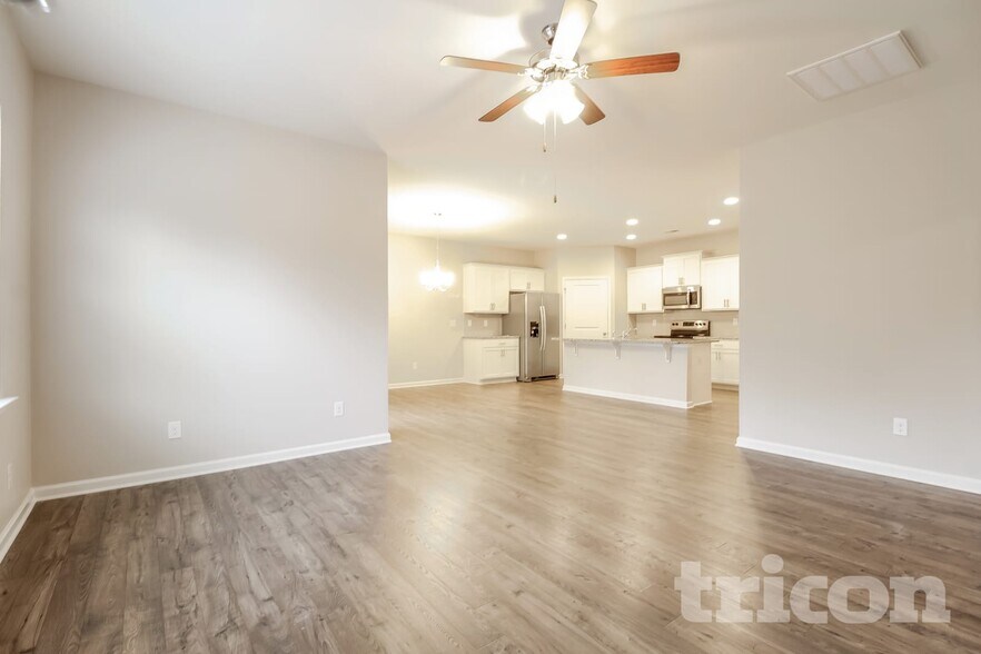 Building Photo - 453 All Seasons Dr